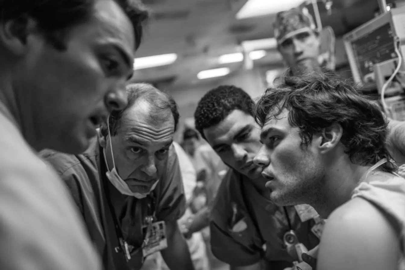 Noah Wyle como Dr. Robby, o coração do pronto-socorro de The Pitt, a série médica mais realista.