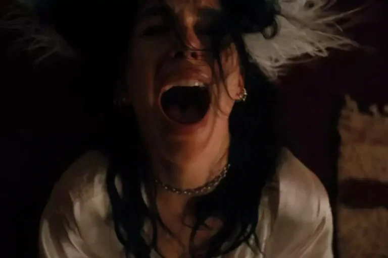 "Explore 'Algo Horrível Vai Acontecer' e como escolhas emocionais moldam destinos trágicos nesta minissérie impactante da Netflix."