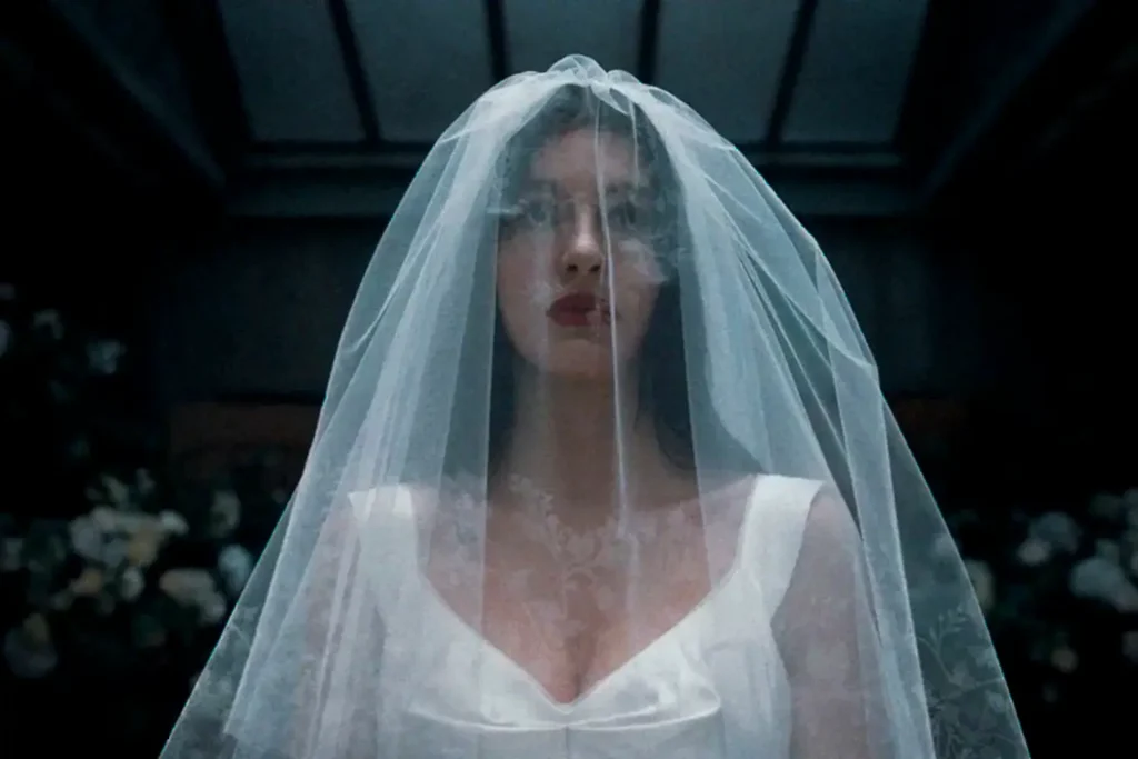 "Algo Horrível Vai Acontecer" explora o terror psicológico e os labirintos da mente humana, desafiando nossas percepções e medos.