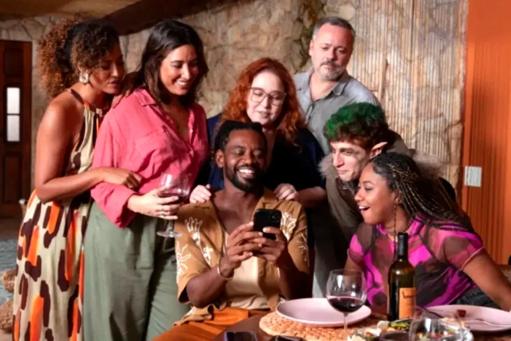 Em 2026, "Perfeitos Desconhecidos" explora segredos digitais que desafiam a confiança em relações modernas. Uma reflexão profunda e inquietante.