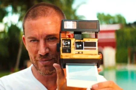 Por que ler críticas antes de dar o Play pode mudar sua experiência? Leia críticas e amplie sua experiência com filmes e séries, explorando novas perspectivas e enriquecendo sua percepção cultural.