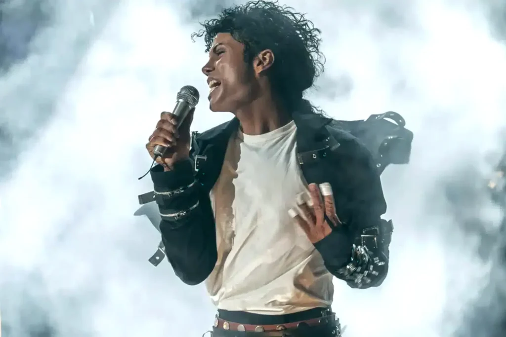 A cinebiografia "Michael" (2026) explora a vida do icônico artista, mas sem suas músicas marcantes, limitando sua verdadeira essência.