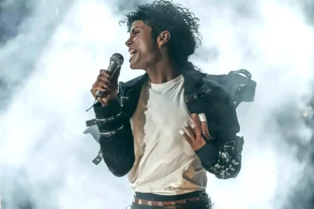 A cinebiografia "Michael" (2026) explora a vida do icônico artista, mas sem suas músicas marcantes, limitando sua verdadeira essência.