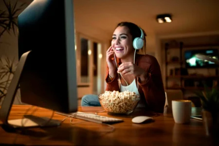 Como escolher o que assistir em plataformas de streaming? Aprenda a filtrar opções e fugir da fadiga da escolha em 2026.